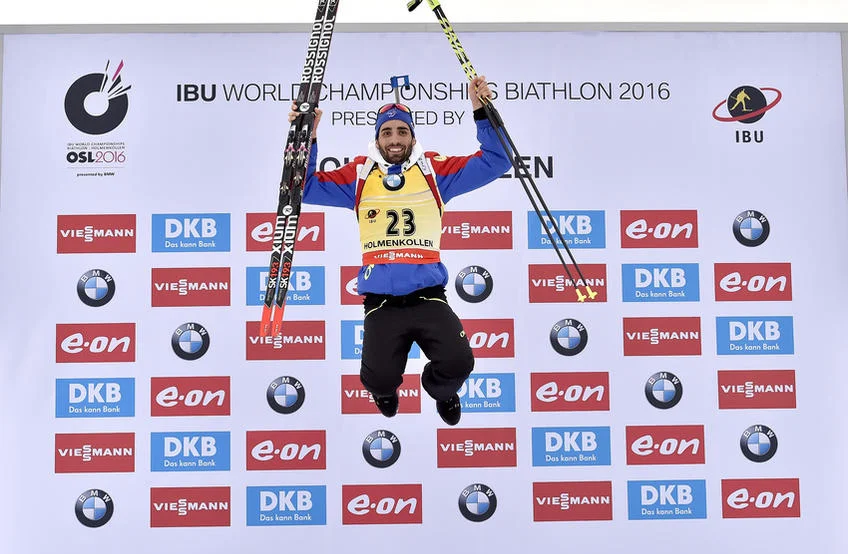 Биатлонист празднует победу